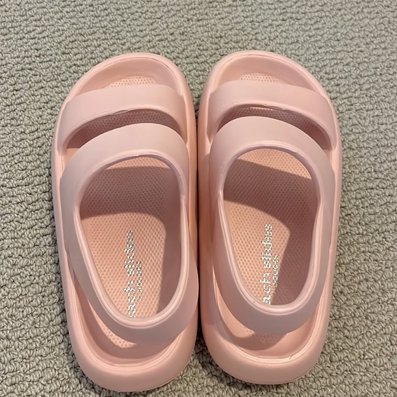 Baby pink beach slides - Picture 3 of 4